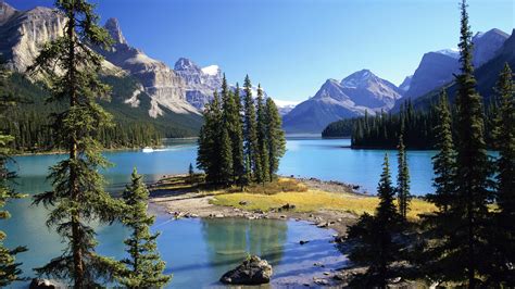 Maligne Lake: in Canada il lago con l’isolotto degli Spiriti [GALLERY]