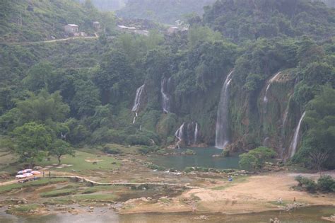 Detian Waterfall (德天瀑布 [Détiān Pùbù]) - World of Waterfalls