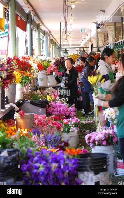 Pike place market seattle flowers hi-res stock photography and images ...