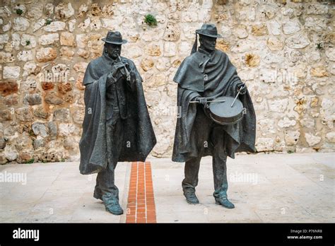 Estatuas musicos Musical Statues in Burgos, Spain Stock Photo - Alamy