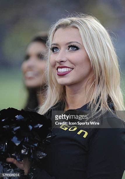 129 Oregon Ducks Cheerleaders 2014 Stock Photos, High-Res Pictures, and Images - Getty Images