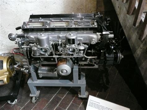 File:1969 Jaguar XJ6 engine.JPG - Wikimedia Commons