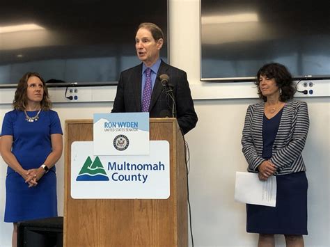 Oregon Sen. Ron Wyden announces plan to tax e-cigarettes - oregonlive.com