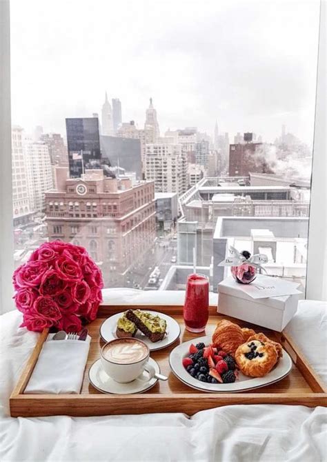 How To Arrange The Most Romantic Breakfast in Bed