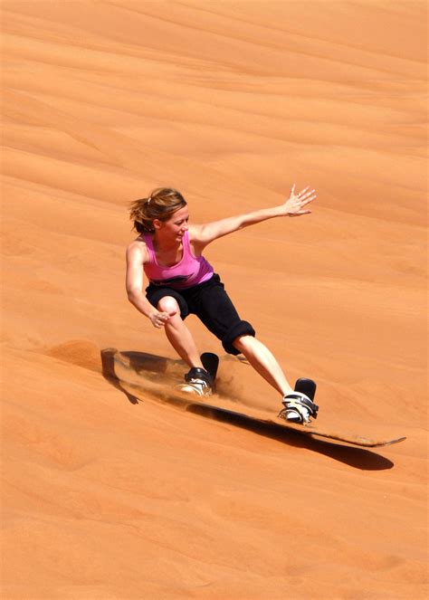Archivo:Sandboarding in Dubai.jpg - Wikipedia, la enciclopedia libre