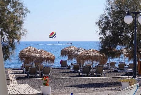 Perissa Beach in Santorini - Hotels - Paperblog