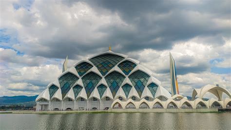 Mengenal Masjid Al Jabbar, Masjid Terbesar di Jabar yang Identik dengan ...