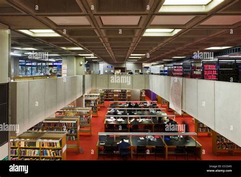 birmingham central library john madin interior view from upper floor to study area below Stock ...