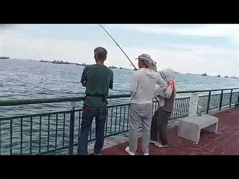 Bedok Jetty, Good size queenfish - YouTube