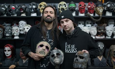 Jay Weinberg pays a visit to The House of Masks - Knotfest