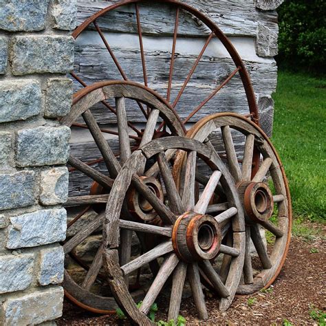 20 Incredible Ways to Use Old Wagon Wheels In Your Garden - How to Decorate With Wagon Wheels ...