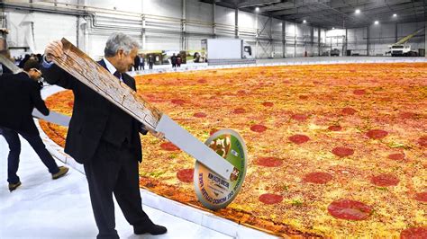 World's Largest Pizza... - Bombofoods