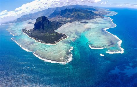 Underwater waterfall illusion in South-West Mauritius [OC] [3311x2128] #amazing #beautiful # ...