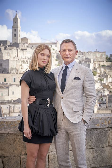 James Bond Stars Line Up For New No Time To Die Images - GameSpot