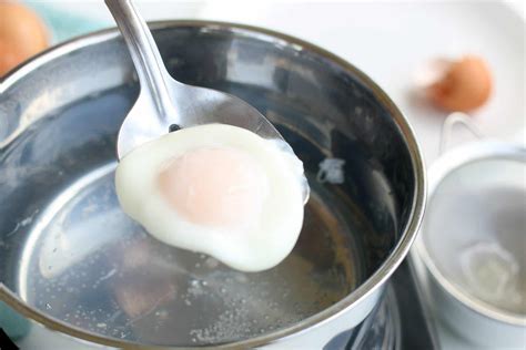 How to Poach an Egg | Easy Instructions on How to Make Poached Eggs