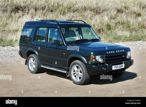 Green land rover discovery 4x4 car Stock Photo - Alamy