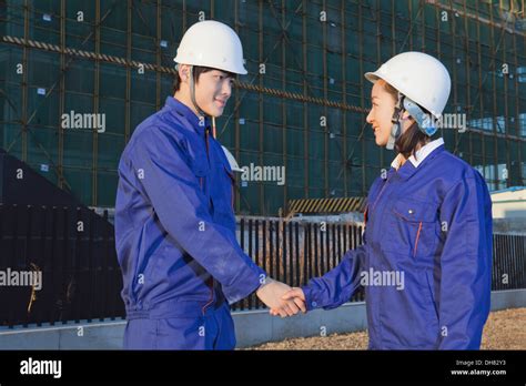 Business people shaking hands at the site Stock Photo - Alamy