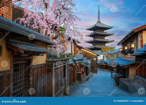 The Yasaka Pagoda in Kyoto, Japan during Full Bloom Cherry Blossom in ...