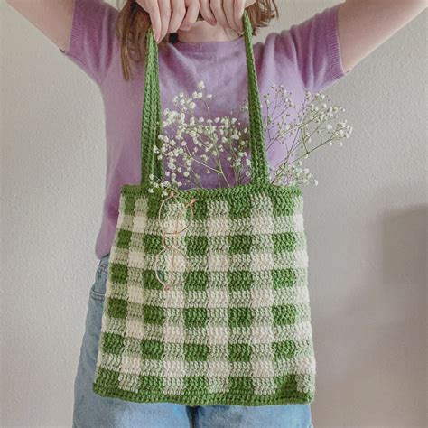 Simple Crochet Gingham Tote Bag - Free Pattern + Video Tutorial - Hayhay Crochet