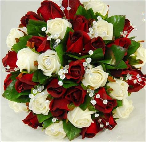 Red Rose Wedding Bouquets: 20 Ravishing Reds To Choose From