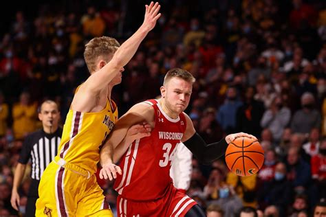 Bracketology Report: Wisconsin Badgers continue to hover in a favorable ...