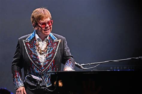 The Queen Gets Royal Tribute From Sir Elton John at Toronto Concert ...