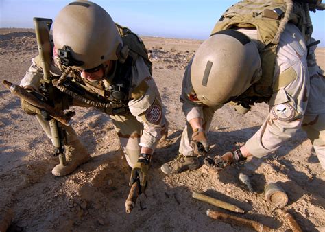 File:US Navy 081205-N-6278K-046 Explosive Ordnance Disposal Technician 1st Class Aaron Ritter ...