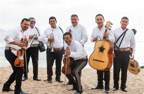 Photo De Groupe De Bande De Mariachi Avec Des Instruments De Musique ...