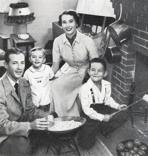 1950-(via File Photo) | Vintage family photos, Family photography, Family portraits