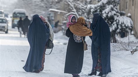 VIDEO : Watch: Heavy snowfall in the Afghan capital, Kabul | Euronews