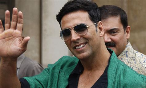 Bollywood Buzz: Makers unveil Akshay Kumar's new look from 'Bell Bottom ...