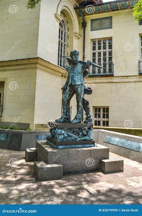 Cesar Chavez Statue West Mall Area of Campus at the University of Texas at Austin. Editorial ...