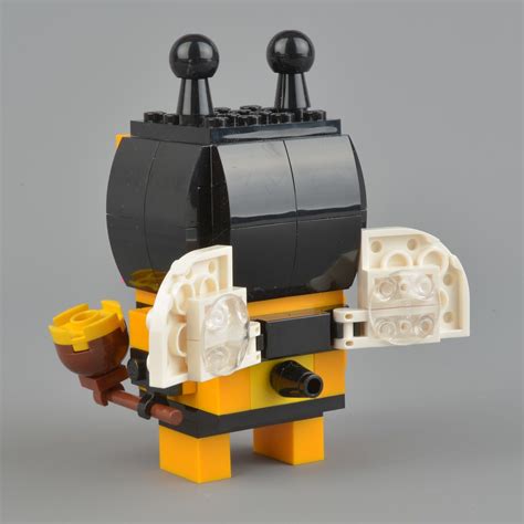 LEGO 40270 Valentine’s Bee review | Brickset