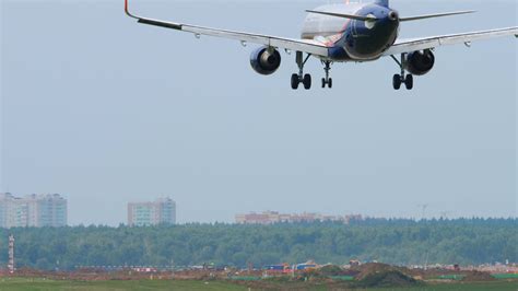 Airbus A320 airliner landing 8048917 Stock Video at Vecteezy