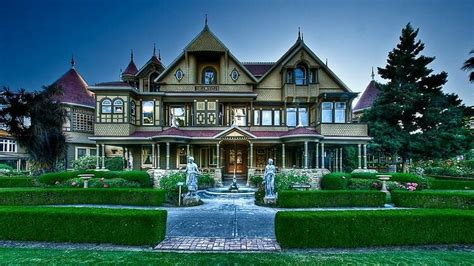 21 Best Haunted Houses in the US That Will Give You the Creeps