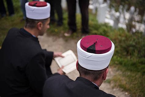 Islamic Funeral Imam Reads From The Holy Quran Photo Background And ...