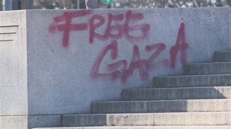 Lincoln Memorial steps defaced with ‘Free Gaza’ graffiti | Herald Sun