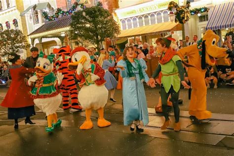 Mickey's Once Upon a Christmastime Parade (Characters and Photos)