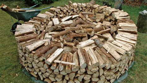 The Best Way to Stack Firewood | Outdoor firewood rack, Firewood storage, Firewood shed