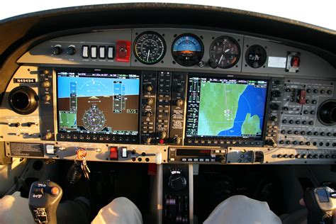 File:Garmin G1000 Diamond DA-42.jpg