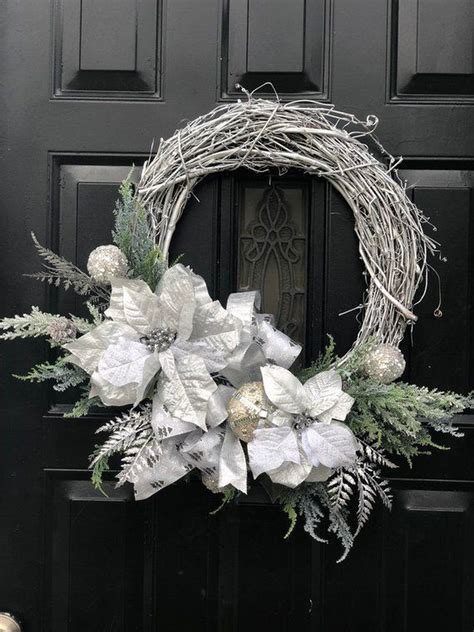 44 Beautiful Winter Wreaths Design Ideas - PIMPHOMEE | Christmas wreaths, Silver christmas ...