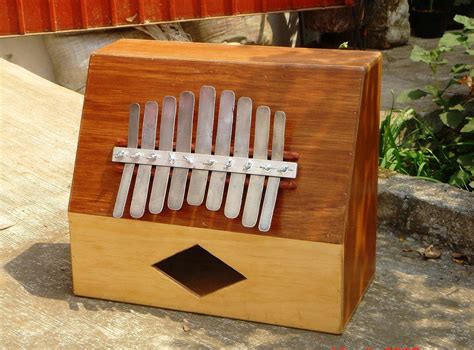 Instrumento musical formado por teclas de madera con cajas de ...