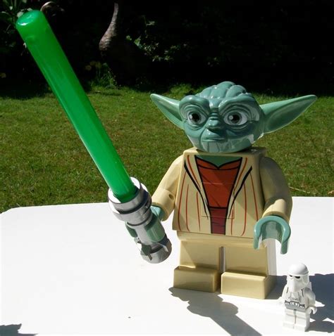 LEGO - Star Wars - Big 16cm Yoda figure with light-up sabre - Catawiki