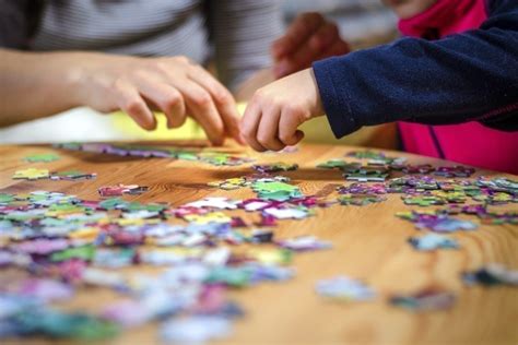 Puzzles, Uno, Scrabble... En plein confinement, les jeux de société cartonnent