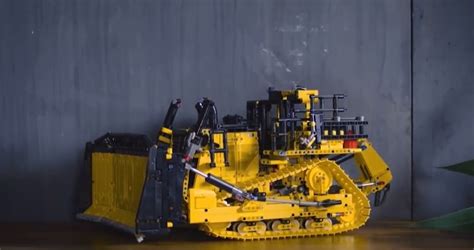 First look at the LEGO Technic 42131 CAT D11 Bulldozer! - Jay's Brick Blog