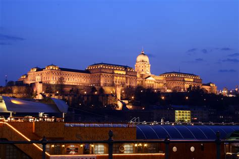 File:Budapest castle night 4.jpg - Wikimedia Commons