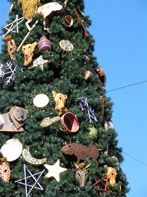 Disney World Christmas Trees Show Off Unique Decorations | Disney World Blog Discussing Parks ...