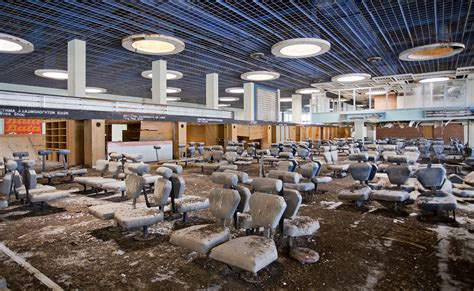 21 Super Creepy Pictures From Inside An Abandoned Airport