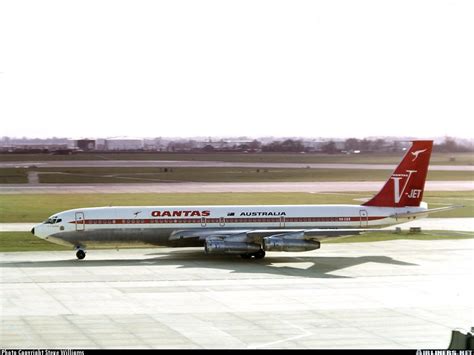 Qantas Boeing 707-338C VH-EBR "City of Wollongong" on the move at ...