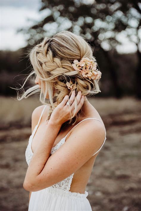 Modern Boho Bridal Inspiration at Mae's Ridge | Boho wedding hair, Wedding braids, Wedding ...